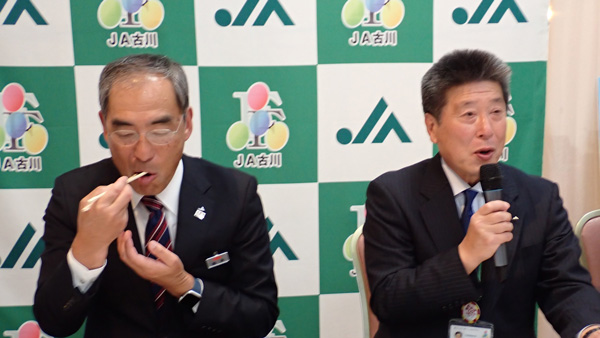 ＪＡ古川産子実トウモロコシを使った配合飼料で育った仙台牛を試食。うまい！と声を上げるＪＡ古川の佐々木浩治組合長。左は試食する全農の由井琢也常務