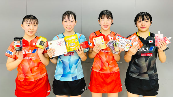 「ニッポンの食」を手にする女子U19の卓球日本代表選手