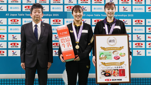 女子ダブルスの部で優勝した 麻生麗名選手・ 笹尾明日香選手（日本生命）ペア