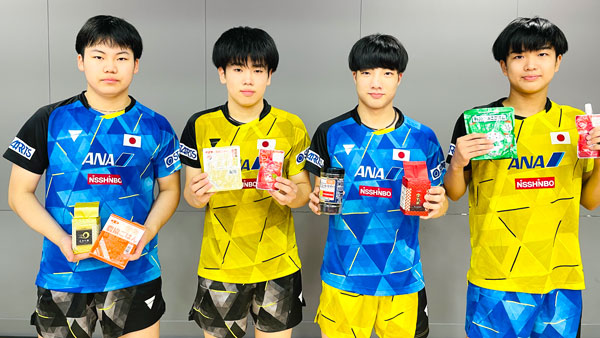 「ニッポンの食」を手にする男子U19の卓球日本代表選手