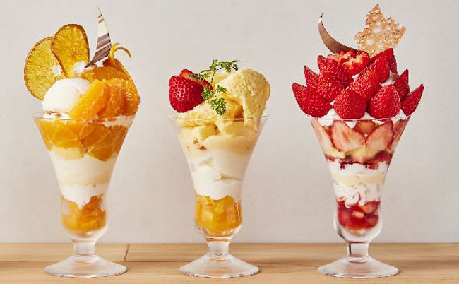長崎県産の旬の果物とオリジナルミルクアイスをたっぷり使用した「旬のフルーツパフェ」