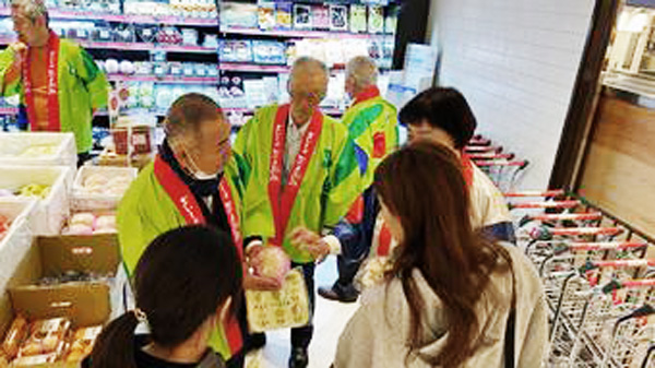 台湾の消費者に王秋梨、あたご梨をＰＲ（台北・新光三越）