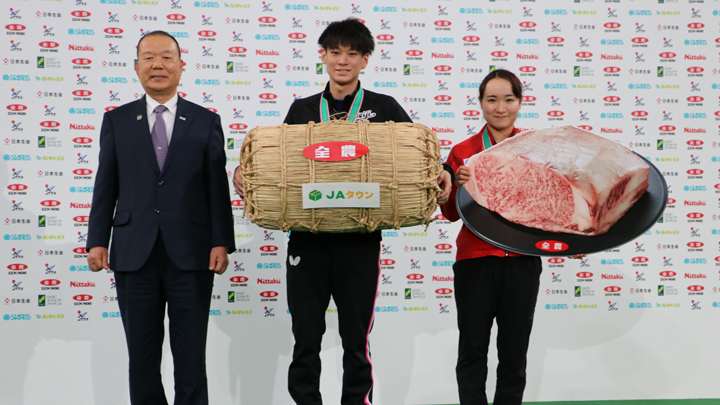 男子シングルスで優勝した戸上選手（中央）と女子シングルスで優勝した伊藤選手（右）