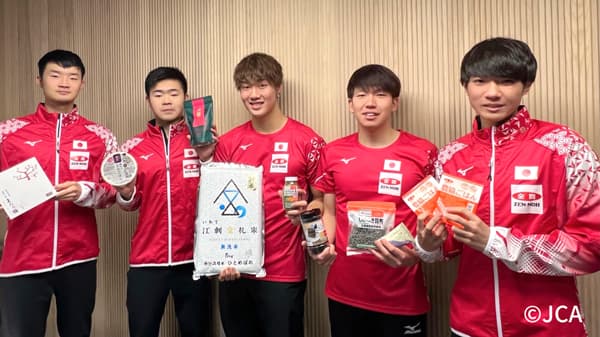 「ニッポンの食」を手に笑顔のカーリングジュニア日本代表チーム