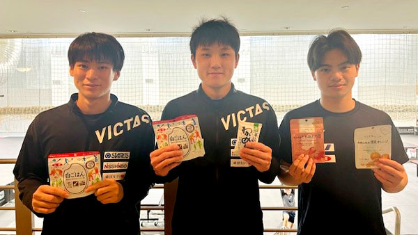 「ニッポンの食」を手にする戸上選手（左）、張本選手（中央）、宇田選手