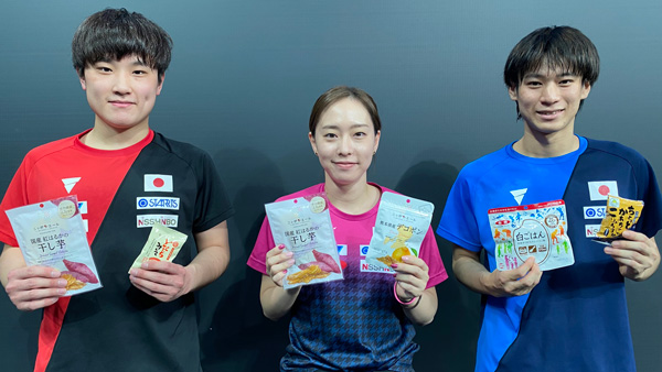 「ニッポンの食」を手にする張本選手、石川選手と戸上選手（左から）