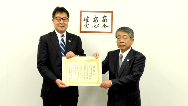 ＪＡ全国共済会の櫻井会長（左）とＪＡ広島中央会の忠末会長