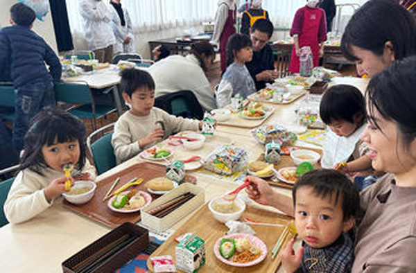 富山県産牛乳を使ったメニューを味わう来場者