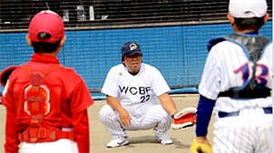 昨年の野球教室で捕手の指導をする里崎講師