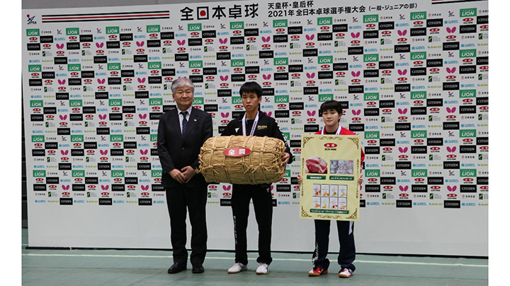 ジュニアの部で優勝した濵田選手（中央）と大藤選手（同右）