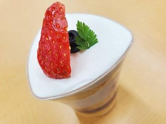 宮城県産いちごと山形県産ブルーベリーのカップショートケーキ（みのりカフェ）550円