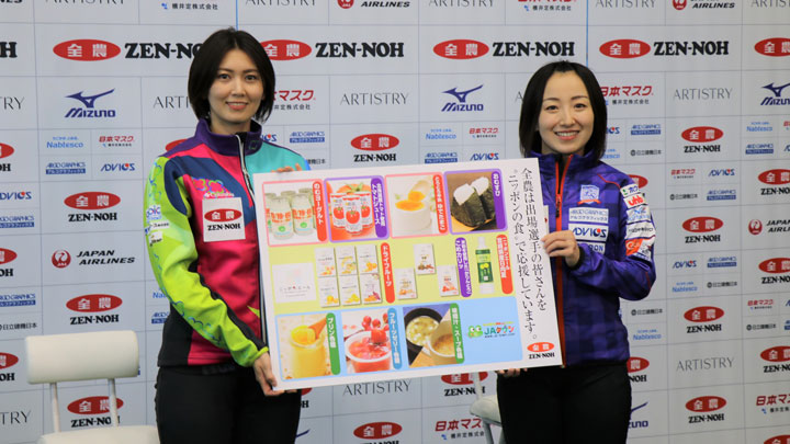 大会前日に行われた「ニッポンの食」贈呈式でパネルを手に笑顔を見せる吉村選手（左）と藤澤選手