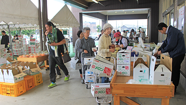 ＪＡ新ひたち野の農産物直売所「大地のめぐみ」で昨年の5月下旬に行われた「メロン祭り」。残念ながら今年のメロン祭りは中止となった。