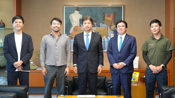 日本農業の内藤祥平CEO（左から2人目）らが茨城県の大井川知事（中央）と城里町の上遠町長（右から2人目）を表敬訪問（5日、茨城県庁）