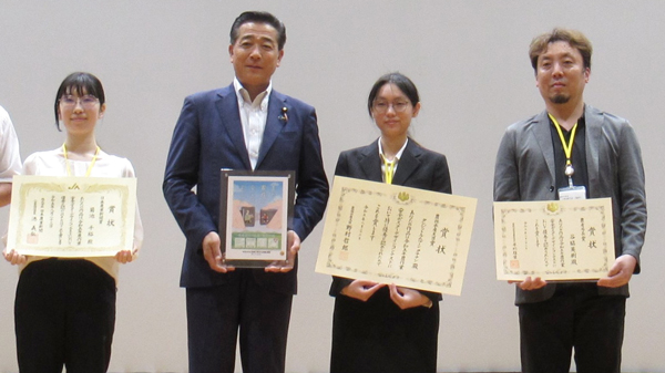 写真右から、谷脇英樹さん、タンジットルムブーン・タナナンさん、藤木政務官、菊池千裕さん