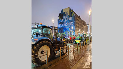 抗議活動と農民団体・EU農政＿欧州連合本部前に集結したトラクタs.jpg