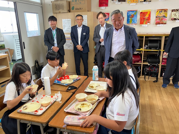 泉大津市内の小学校で給食を視察する生産者でＪＡあさひかわの石坂理事