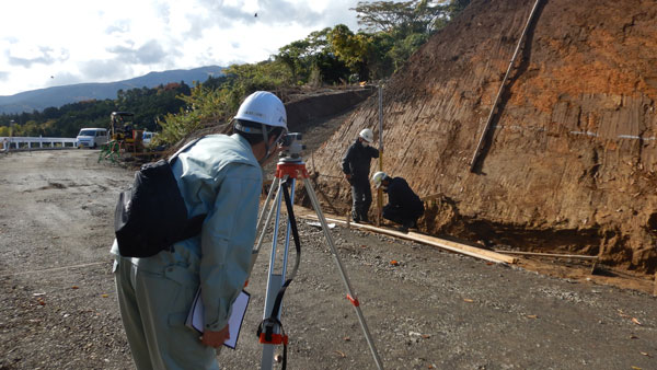 農道工事の現場での施工状況の確認