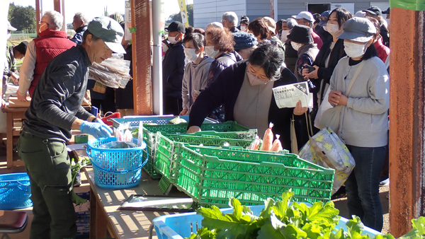 有機野菜の販売コーナーには長い行列が