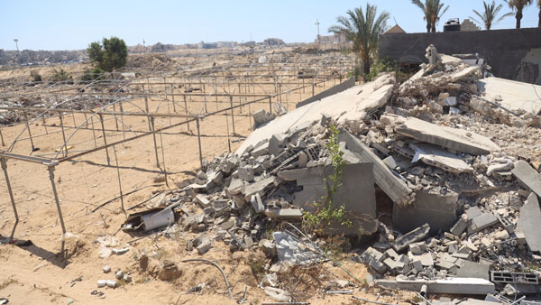 ガザ地区のハン・ユニスの損壊したビニールハウスと農地。（ＦＡＯ提供）