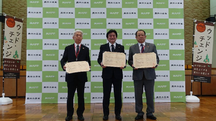 左から、ウイングの倉田俊行社長、武部新農水副大臣、野村不動産ホールディングスの沓掛英二社長