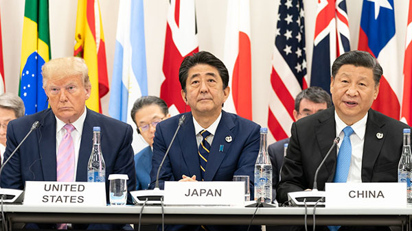 2019年に大阪で開かれたG20会合で会見する当時のトランプ大統領と安倍首相、習近平国家主席。