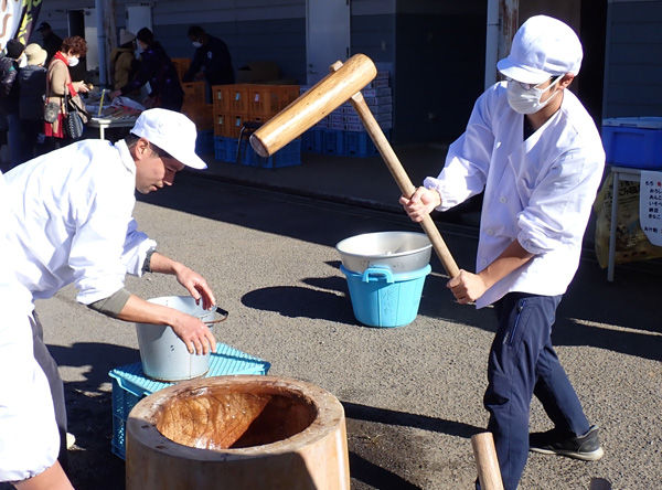 学生がついた餅は目当ての参加者も多かった