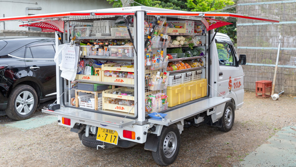 冷蔵機能付きの車両で400品目、1200点の商品を詰めこんだ「とくし丸」