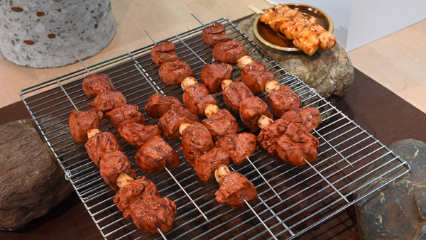 東京農大「7南極飯！」　巨大焼き鳥サンプル.jpg