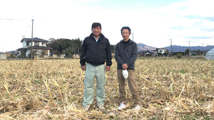 茨城県のトウモロコシ生産者の大島さん（左）と鶏卵生産者松崎さん