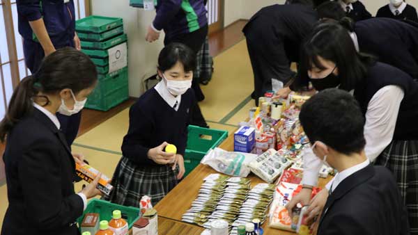 生徒自身の手で一つ一つの食品の賞味期限などを確認