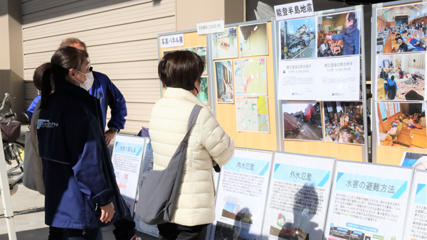 能登半島地震のパネル展示に見入る参加者