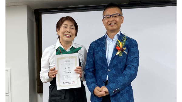 野菜ソムリエプロ金賞を受賞した貝田輝子さん（左）と日本野菜ソムリエ協会の福井栄治代表理事
