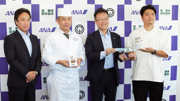 ANA国際線ファーストクラス機内食に「延岡メンマ」の採用を発表。ANA和食料理⻑の森氏（左から2人目）とLOCAL BAMBOOの江原代表（右）
