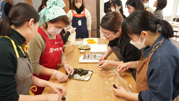 「浜の母さん」から料理を教わる参加者