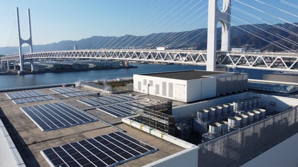キユーピー神戸工場屋上に設置した太陽光パネル