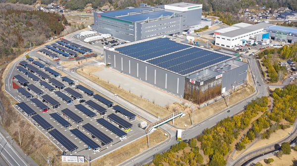 尾道ドライ流通センター・尾道冷凍流通センターの社員駐車場に設置された太陽光発電設備