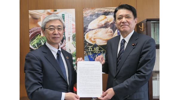 大信理事長（左）から角田政務官へ要望書を手渡した（2月14日、農水省で）