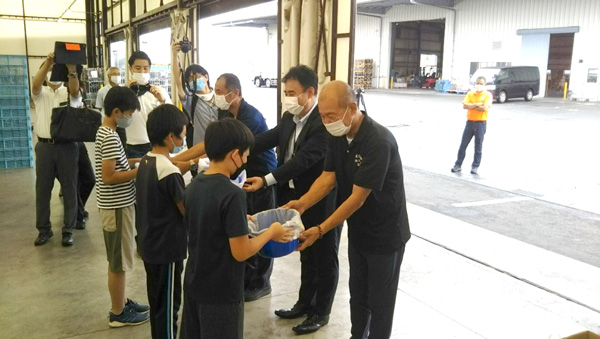 三島青果から坂小学校の児童に堆肥が渡された
