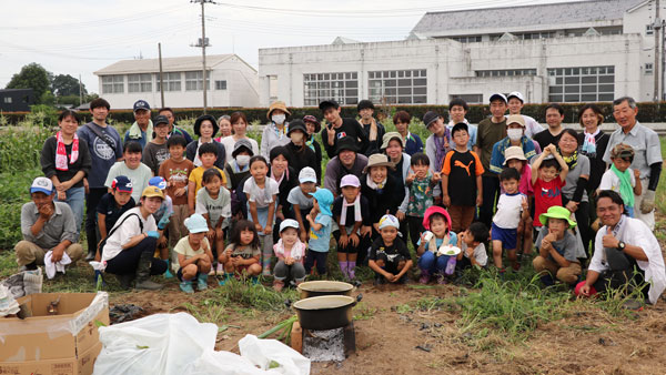 伊勢崎市「みんなの畑」で農業体験　4月に種まきした枝豆を収穫・試食　パルシステム群馬_01.jpg