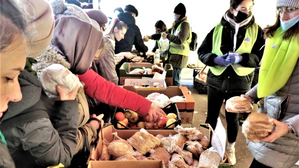 ポーランドのワルシャワ中央駅前の食料配給所（3月11日撮影）©AAR Japan［難民を助ける会］