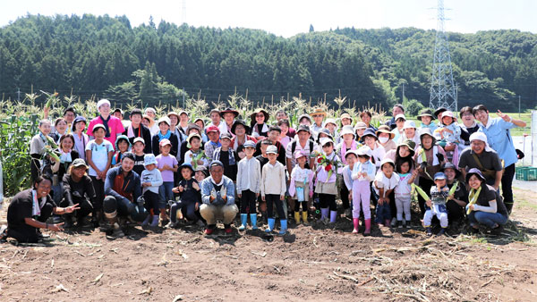 昭和村「宮田さんち」の畑で農業体験　草取りや小松菜を収穫　パルシステム群馬