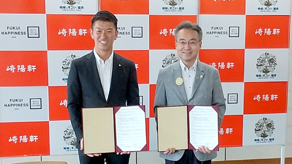 相互協力協定を締結した崎陽軒の野並社長（左）と福井県の杉本知事