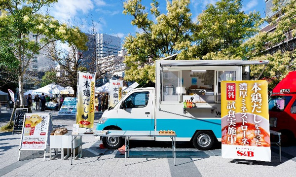 「本鶏だし」で作る濃厚なスープのおいしさを伝えたキッチンカー