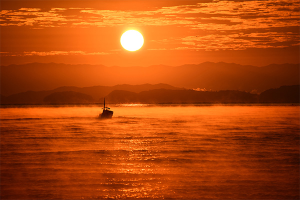 播磨灘に沈む五色の夕日