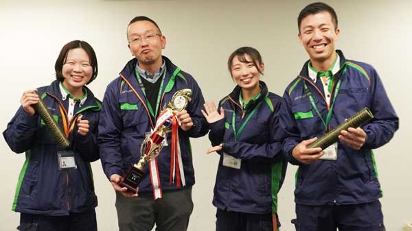 左から第2位に選ばれた鈴木職員、石田リーダー、第1位の山﨑職員、第3位の江戸川センター岩沢裕太職員