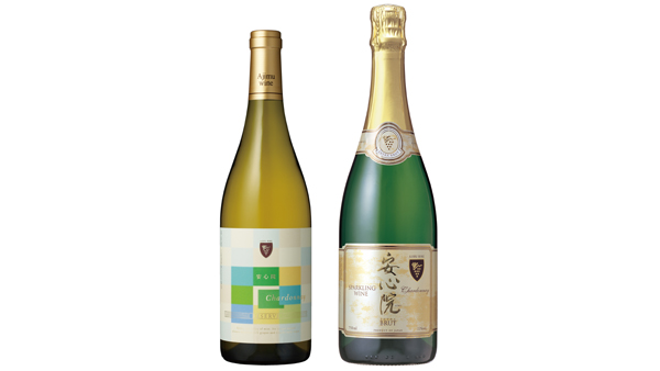 グランドゴールド賞の「安心院ワイン シャルドネリザーブ2023」（左）と部門最高賞の「安心院スパークリングワイン2022」