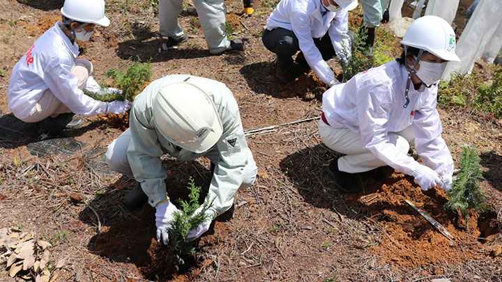 「カルビー・滋賀こんぜの森」の協定締結を記念して行われた植樹会