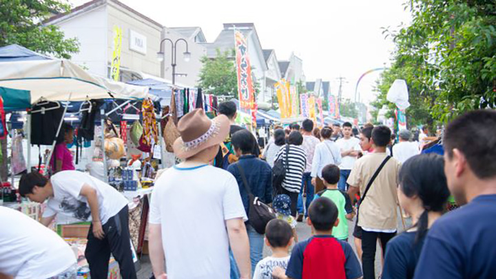 毎回300人~400人の町民が集まる朝市