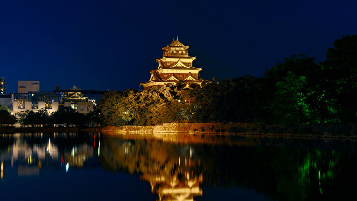 世界小児がん啓発キャンペーンでゴールドにライトアップされた広島城